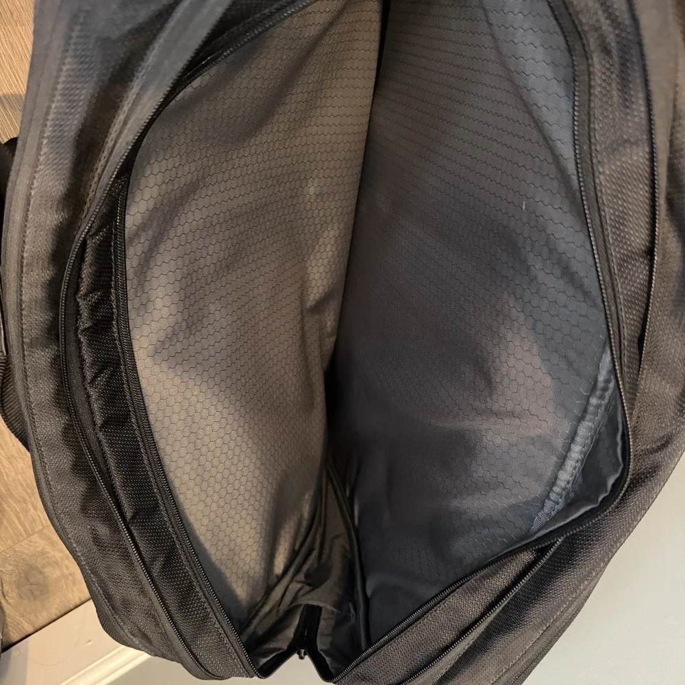 Tumi expandable shoulder